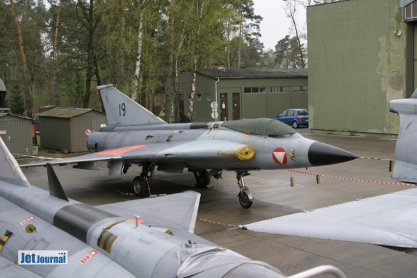 Außer Dienst gestellte Draken. Neben der 19 standen zum Zeitpunkt unseres Besuches noch die 16, 20 und 23 vor dem Hangar.