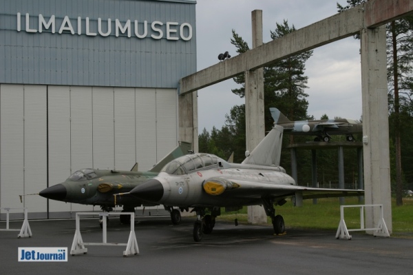 Im Freiluftgelände des Museum erwarten den Besucher zwei Draken (DK-241 35FS & DK-270 35CS) die in Finnland von 1976-2000 im Einsatz waren. Bei der Saab 35CS handelt es sich um eine zweisitzige Trainerversion der Draken von der lediglich 25 gebaut wurden. Fünf davon wurden von der finnischen Luftwaffe genutzt. Die Folland Gnat F1 wurden von 1958 bis 1974 genutzt...